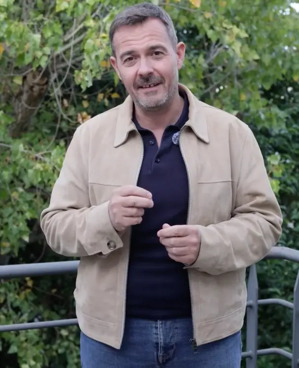 Benoît Lahaye, fondateur d'ATTIX, en veste claire, debout devant un fond de verdure